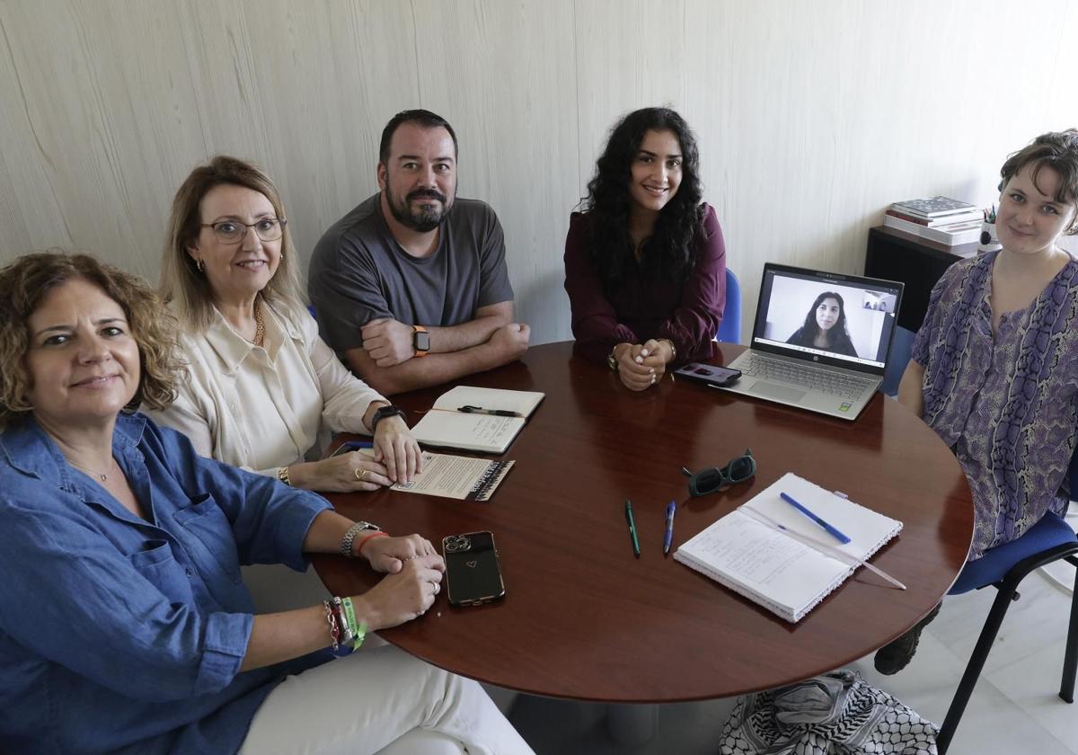 Nour y Lujain (por videoconferencia), reunidas con personal de la UMA (María José Berlanga, vicerrectora de Igualdad y Política Social, a la izquierda; Inmaculada Crespillo, jefa del servicio de Acceso y Admisión de la UMA; y Manuel Ladoux, trabajador social) y, a la derecha de la imagen, Aisling Devlin, participante de la acampada que el curso pasado desarrollaron algunos estudiantes en apoyo de Palestina.