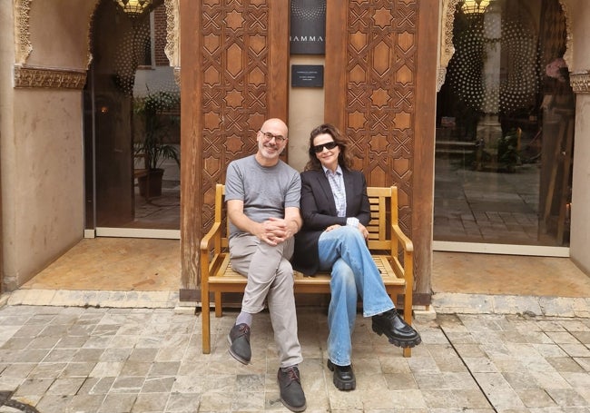 Juliette Binoche, junto a Antonio Rivadeneyra, a las puertas de los baños árabes de la plaza de los Mártires.