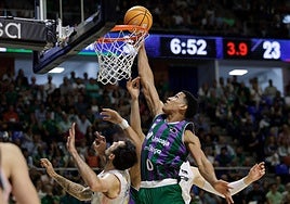 Tyson Pérez palmea un balón en el encuentro ante el Lleida de este sábado.