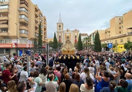 La Virgen del Rosario de El Palo abrevia su recorrido ante la amenaza de lluvia