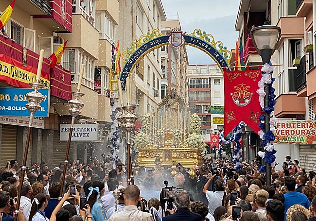 Momento del paso de la Virgen del Rosario por el arco efímero de la calle Miguel Moya.