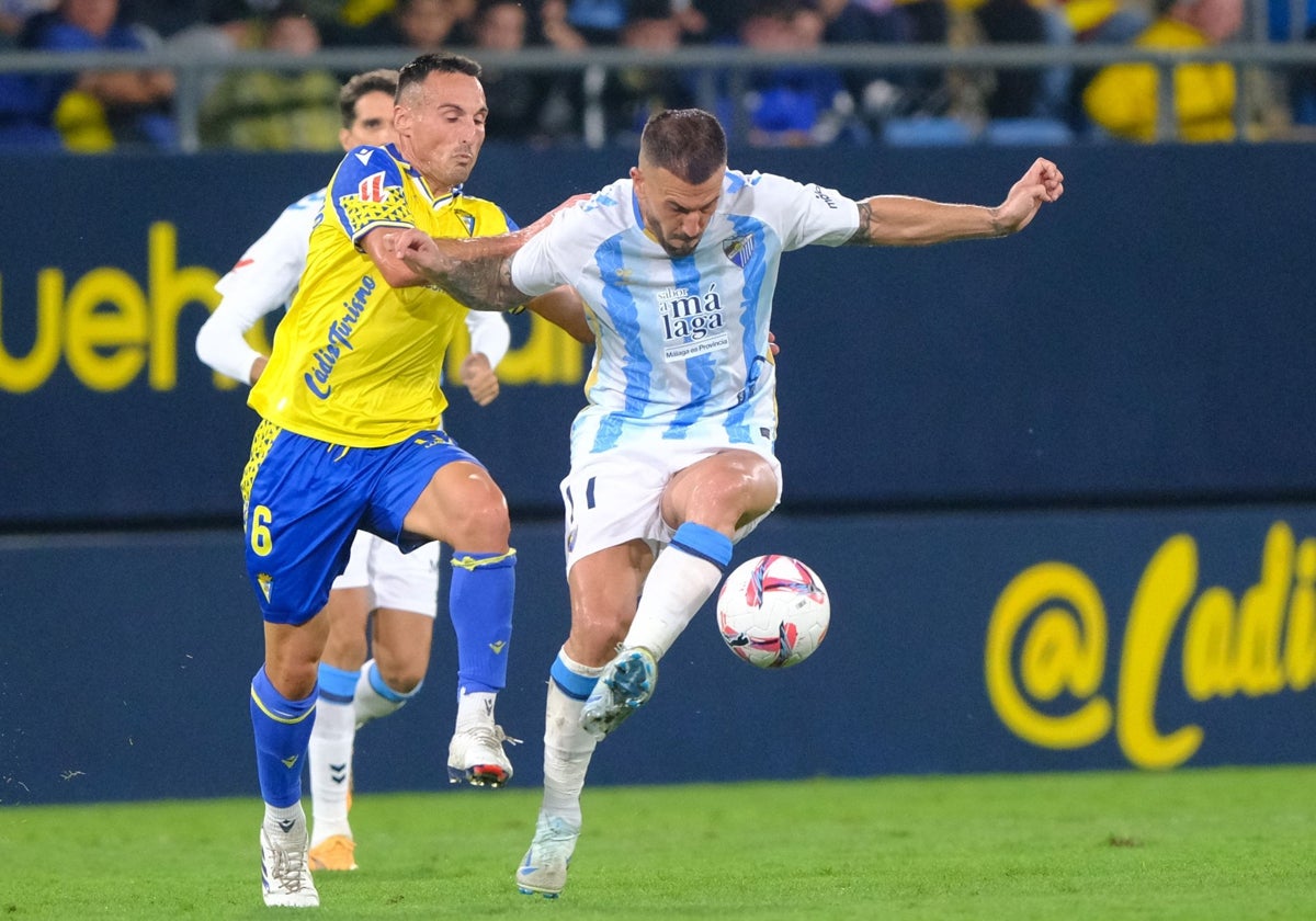 Dioni, en una acción del partido en Cádiz el sábado.