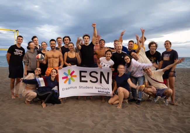 Estudiantes Erasmus y voluntarios en una actividad de voleibol organizada por ESN