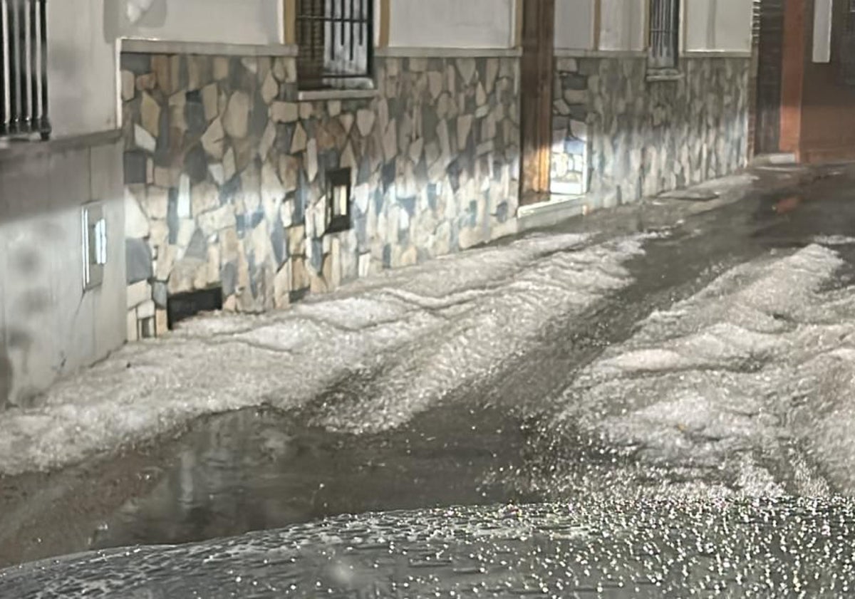 Imagen principal - Tres imágenes de los efectos de la granizada caída este pasado sábado por la tarde en Alfarnate.