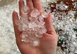 Imagen del granizo caído en la tarde de este sábado en Alfarnate.