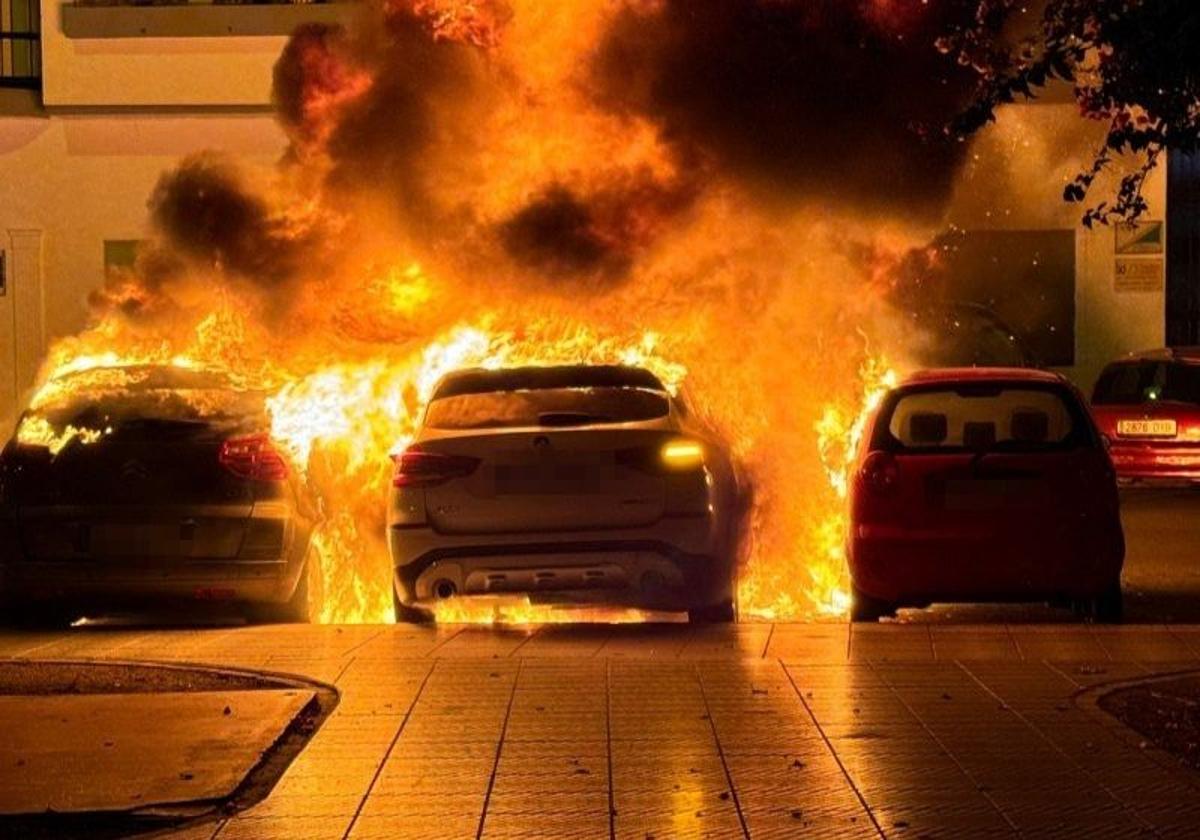 Arden siete vehículos de madrugada en Torre del Mar