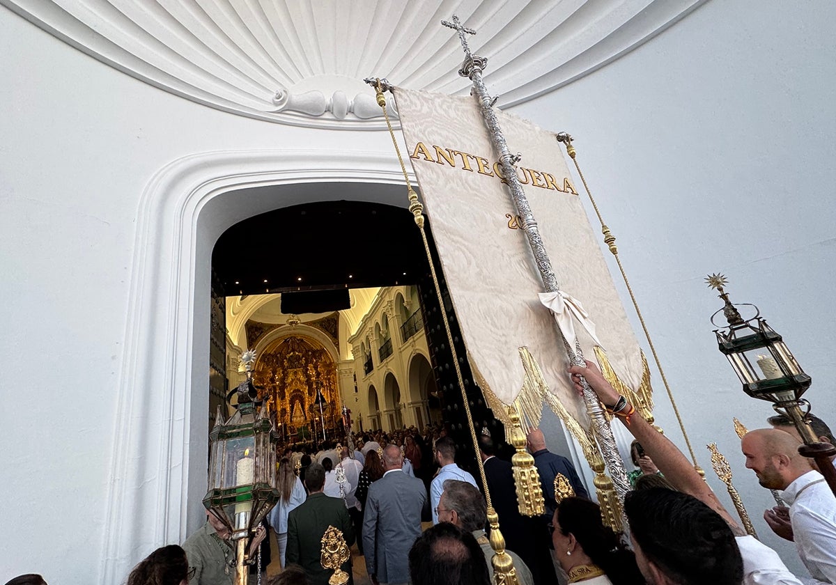 El Simpecado de Antequera entra a la ermita de la Blanca Paloma