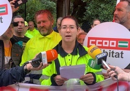 Trabajadores este lunes junto al Ayuntamiento de Ronda.