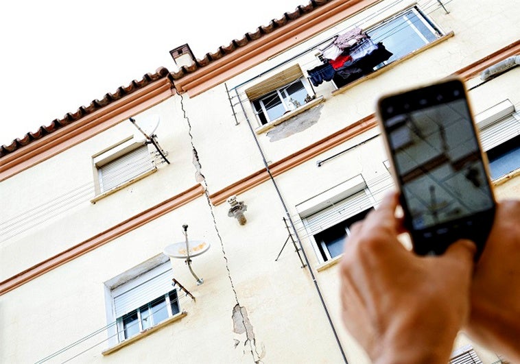 En la parte izquierda de la imagen se aprecia como una grieta atraviesa la fachada del edificio.