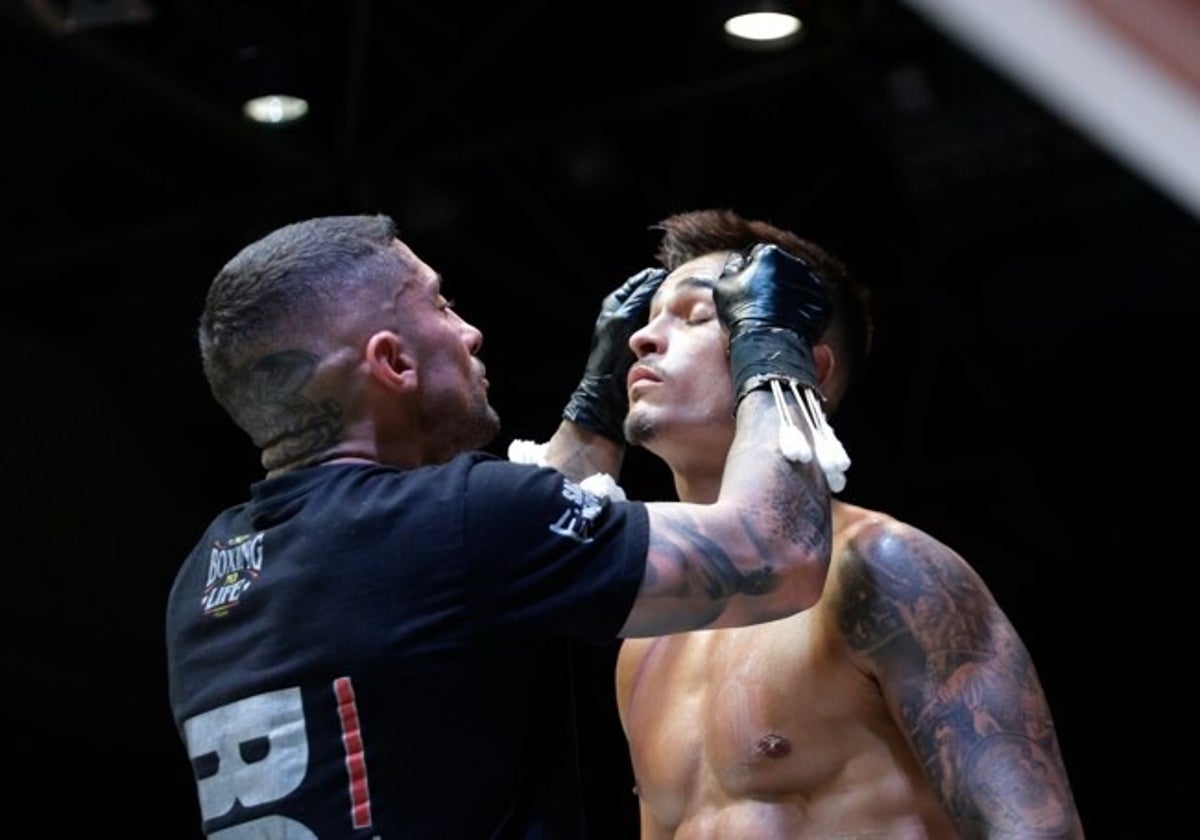 Samuel 'La Esencia' Molina con Boris Heredia, su entrenador, el pasado mes de mayo en Carranque.