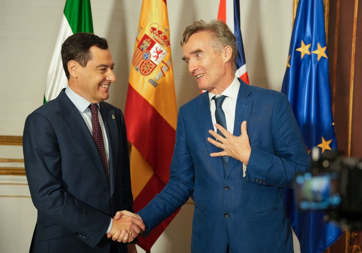 Juanma Moreno y el embajador británico, este martes en el Palacio de San Telmo.