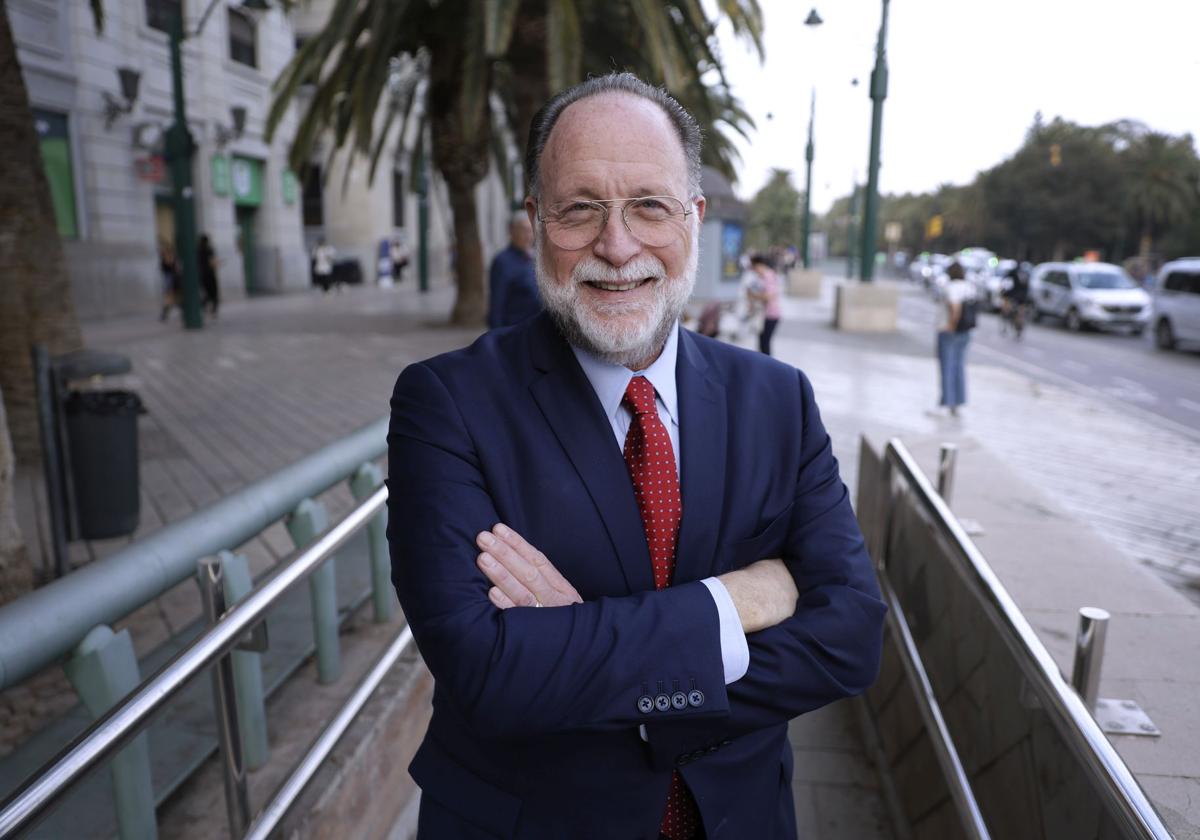 Ricardo Hausmann, este lunes, a las puertas del salón de actos de Unicaja de la Plaza de la Marina antes de comenzar el foro en el que participó.