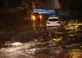 Coches atrapados anoche en el túnel de acceso a Puerto Banús.