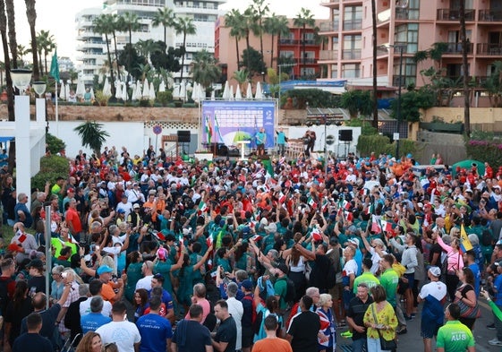 Ceremonia de inauguración con representantes de los países, en la Plaza del Remo de Torremolinos.