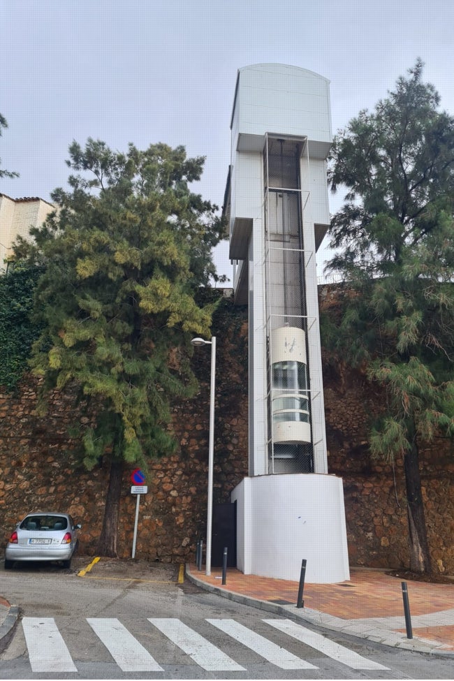 Ascensor panorámico que une el aparcamiento con los Jardines del Muro.