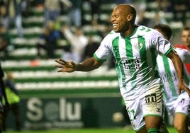 Biabiany celebra un gol, el 2-1, que encarriló la victoria del Antequera.