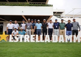 Los 17 españoles del torneo posan con el logo de Estrella Damm, principal espónsor del Andalucía Masters.