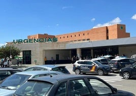 Policías en el hospital de Antequera el día del tiroteo.