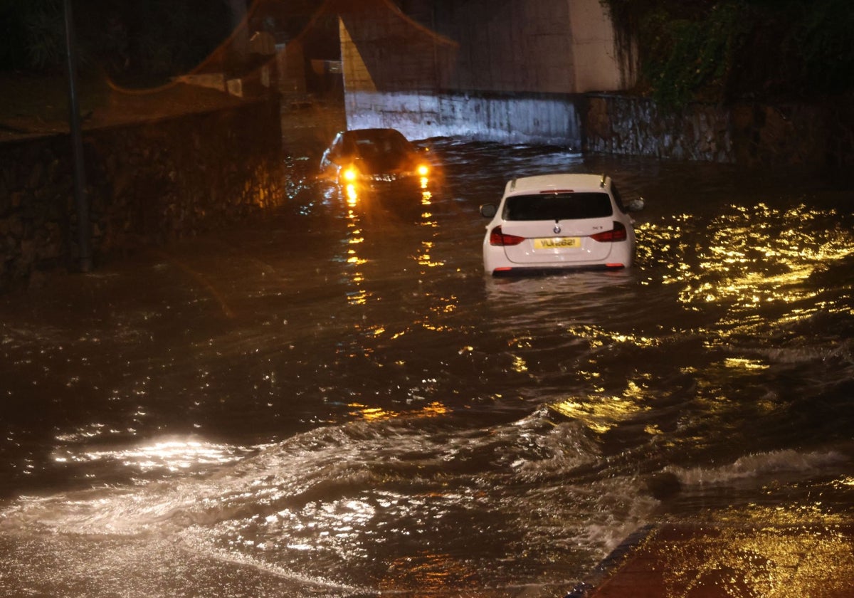 Coches atrapados en una balsa de agua en Puerto Banús.