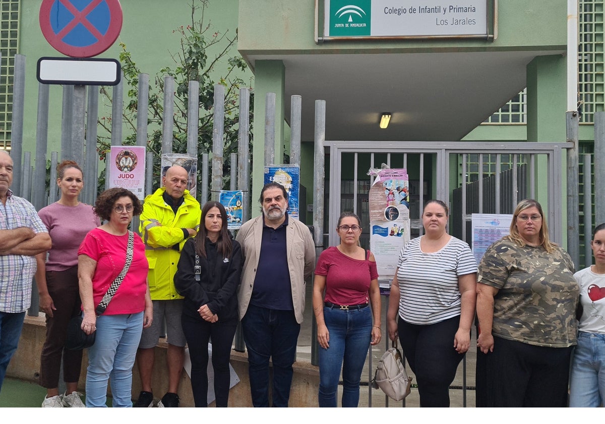 Padres y madres del colegio Los Jarales de Rincón que demandan el refuerzo del personal de apoyo para necesidades educativas especiales.