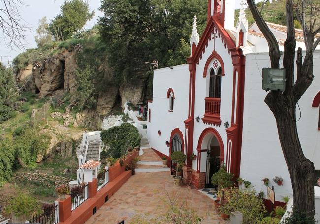 A diez minutos del centro de Pizarra se encuentra la ermita de la Fuensanta, que es visitable.