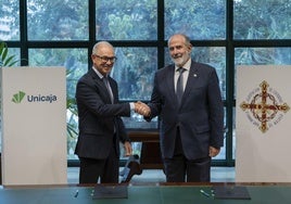 Unicaja muestra su apoyo a la Agrupación de Cofradías de Málaga con la firma de un nuevo convenio