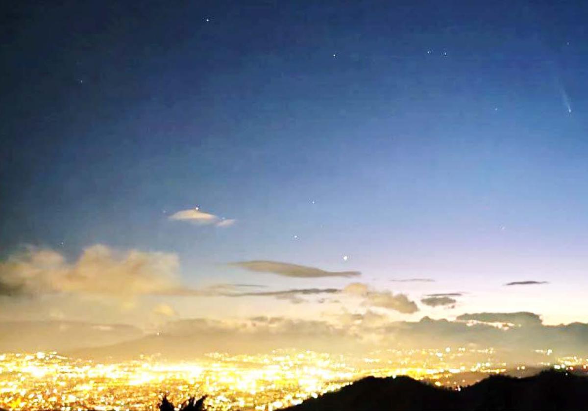 Imagen del cometa captada desde la Venta del Mirador de Los Montes de Málaga, este miércoles 16 de octubre.