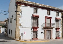 Pasado. Este edificio fue antaño la venta de Juan González, por donde pasaron conocidos bandoleros.