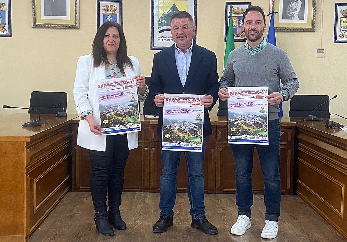 La alcaldesa de Comares, Eva Aguilar, con el presidente de la Mancomunidad Oriental, y José Miguel Ruiz, en una imagen de archivo.