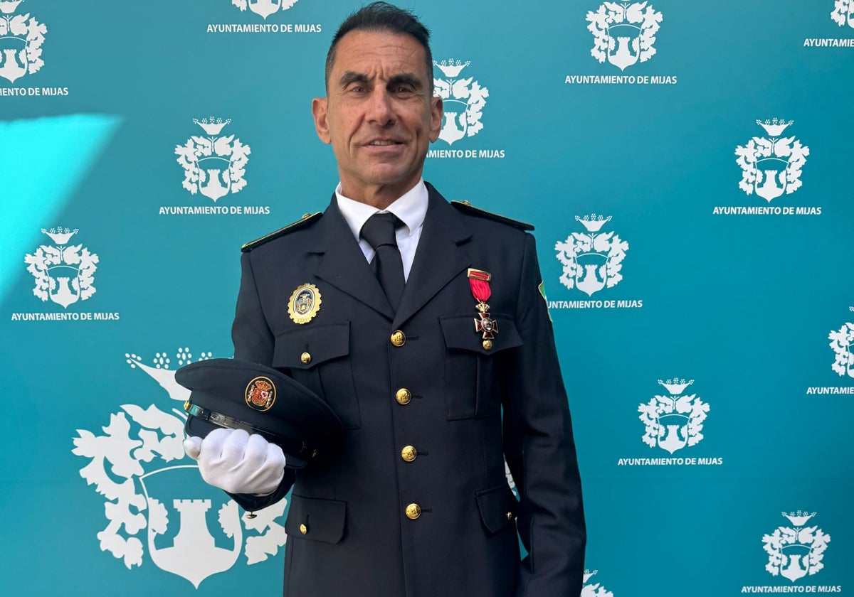 Medalla roja al mérito a un policía de Mijas: «Hoy sé que me jugué la vida, en aquel momento no tenía miedo»