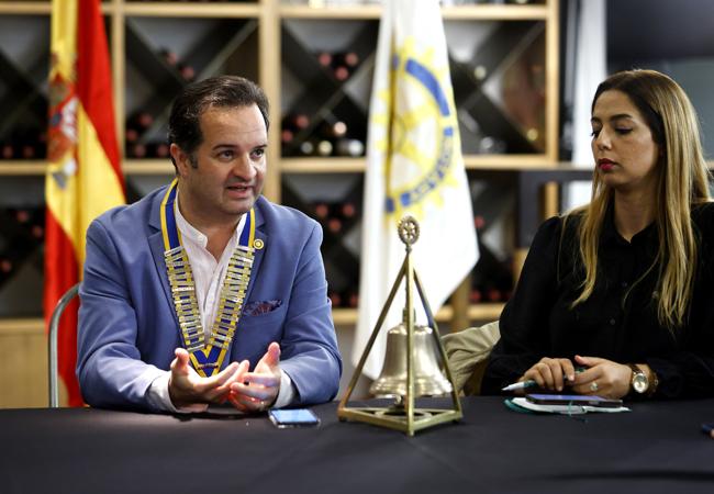 Juan Paulo Gómez, presidente del Rotary Club Málaga, y Mariem Ahechti, secretaria.