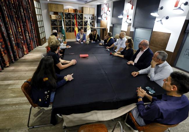 Los miembros del club, reunidos en una sala del hotel Vincci Posada del Patio.