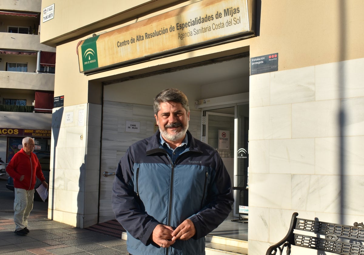 Roy Pérez, en la entrada al CARE.