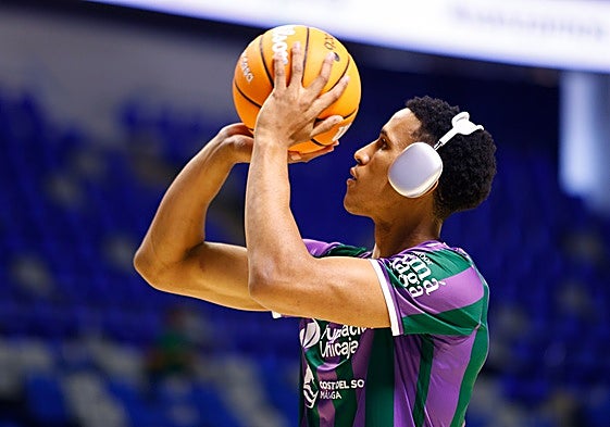 Tyson Pérez lanza a canasta en un calentamiento.