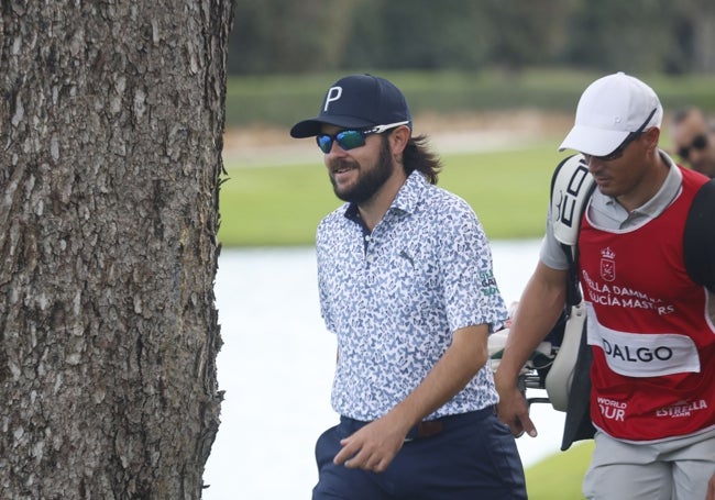 Ángel Hidalgo, junto a su 'caddie' en Sotogrande.