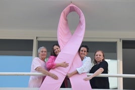 Antonia, Jennifer, Eva y Carmen, en la sede de la AECC de Málaga.