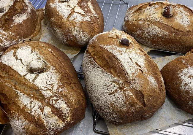 El 'chef de la castaña' también elabora pan con este producto tan típico del otoño.