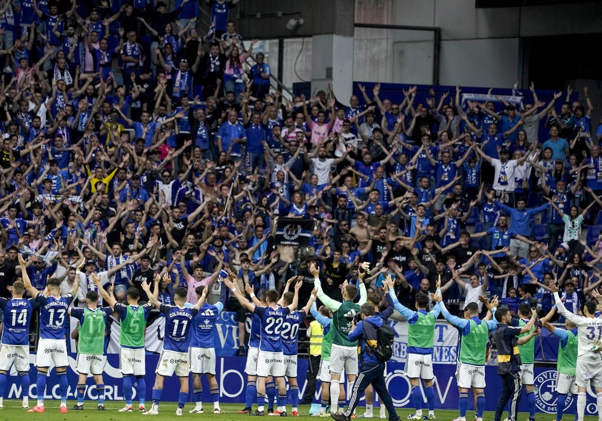 Los jugadores del Oviedo celebran con sus aficionados su última victoria liguera.