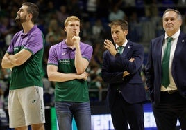 David Kravish y Alberto Díaz, junto a Alberto Miranda y Paco Aurioles antes de un partido.