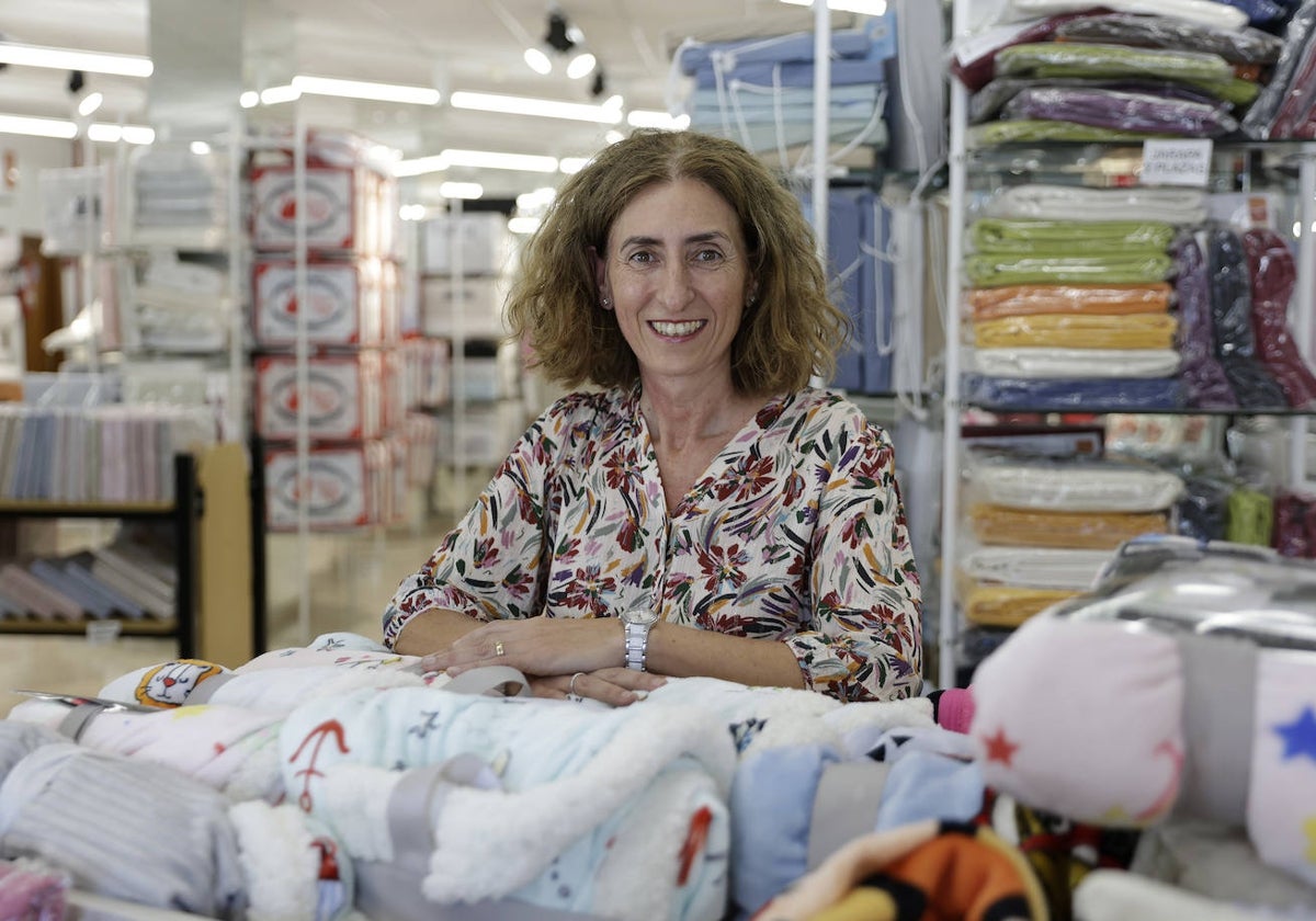 Lorena García, en el interior de su comercio, en el barrio de Huelin.