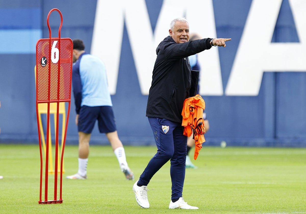 El entrenador del Málaga, Sergio Pellicer, en un entrenamiento reciente.