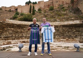 Pellicer, con la camiseta del Unicaja, e Ibon Navarro sujetando la casaca del Málaga.