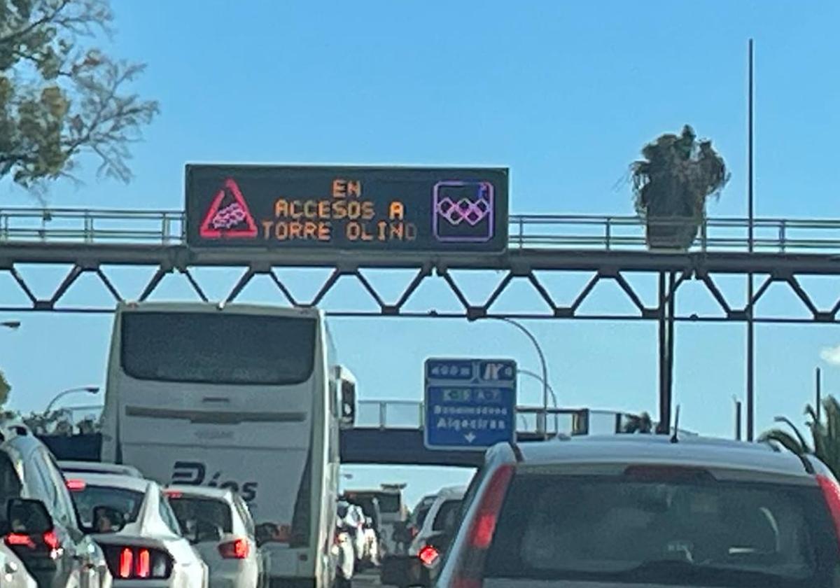 Panel informativo en la autovía que avisa de retenciones en los accesos a Torremolinos por la celebración de la prueba deportiva.