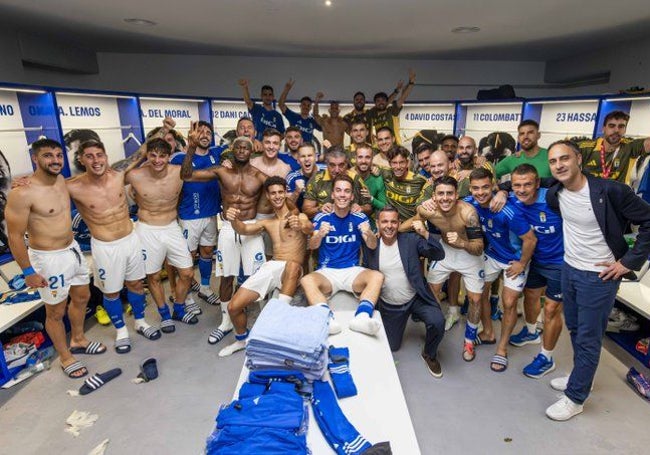 Los jugadores del Oviedo, en el vestuario, tras ganar al Almería.