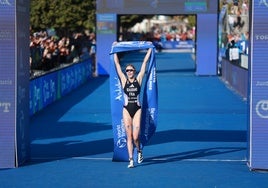 La francesa Cassandre Beaugrand logra en el Mundial de Triatlón de Torremolinos la doble corona