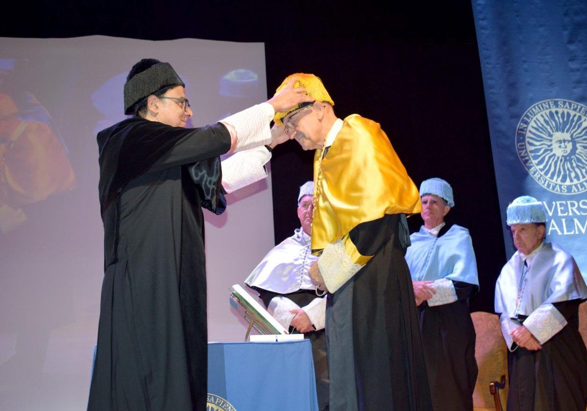 Imagen principal - Miguel Ángel Martínez-González recibe el birrete como Doctor Honoris Cusa por la Universidad de Almería. López Arévalo, en Texas. Moncho Borrajo