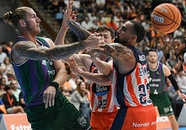 Osetkowski trata de pasar el balón ante la defensa de dos jugadores del Leyma Coruña.