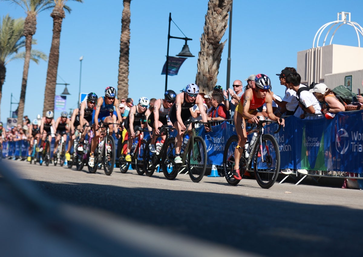 Imagen secundaria 1 - La francesa Cassandre Beaugrand logra en el Mundial de Triatlón de Torremolinos la doble corona