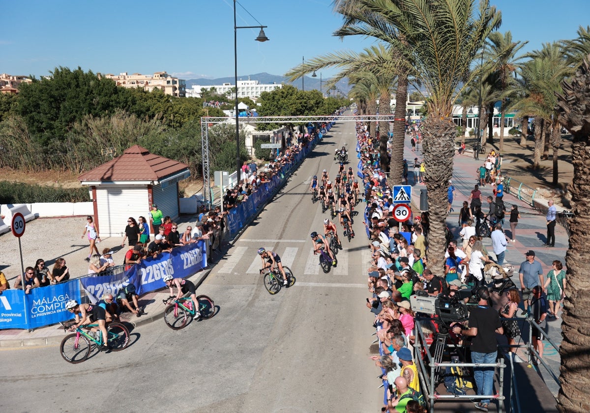 Imagen principal - La francesa Cassandre Beaugrand logra en el Mundial de Triatlón de Torremolinos la doble corona