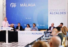 Elías Bendodo, junto a los dirigentes del PP de Málaga y el alcalde de Córdoba, José María Bellido, en la clausura del Consejo de Alcaldes populares.